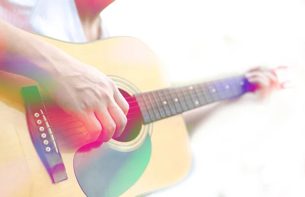 Akustik Gitar Çalan Erkek Elrenkli Görüntü — Stok fotoğraf