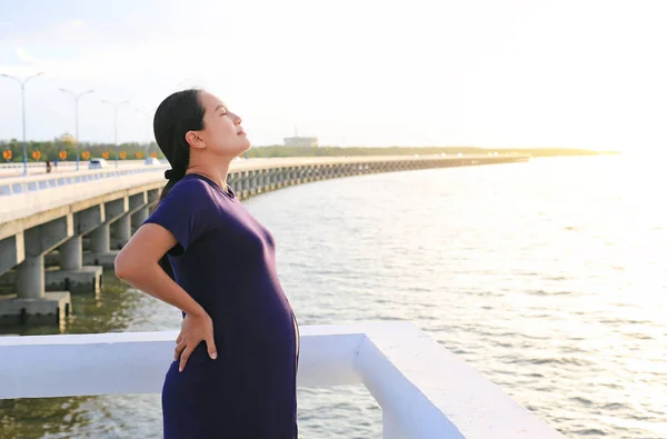 Asiática Mulher Grávida Abraçando Sua Barriga Praia Pôr Sol — Fotografia de Stock