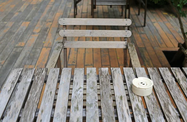 Table Chaise Bois Dans Jardin Avec Cendrier Cigarettes Céramique — Photo