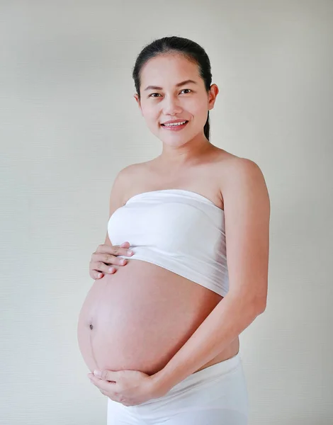 Ευτυχισμένος Έγκυος Γυναίκα Κατέχει Μεγάλη Κοιλιά — Φωτογραφία Αρχείου