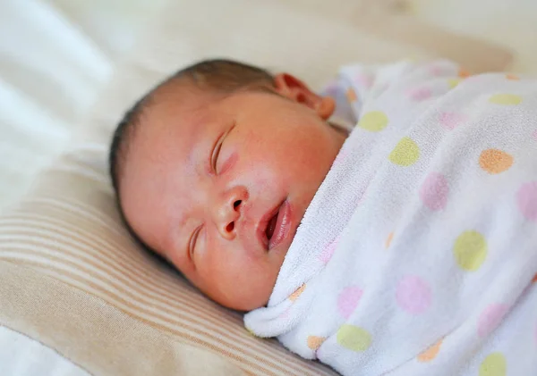 Портрет Новорожденного Мальчика Одеяле Лежащем Кровати — стоковое фото