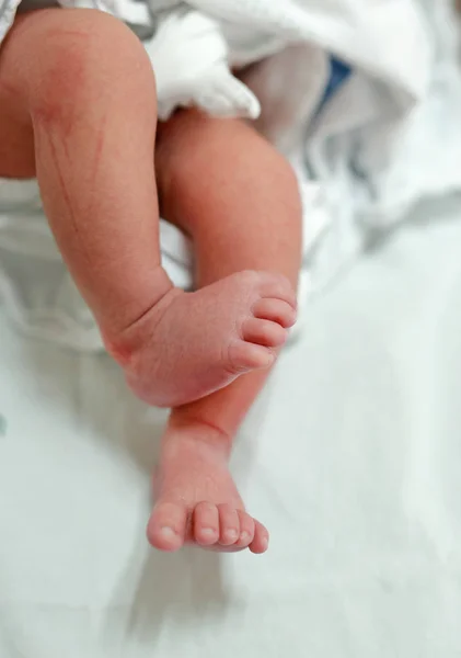 Cerca Los Pies Del Bebé Recién Nacido — Foto de Stock