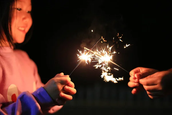 Feche Menina Asiática Brincando Faíscas Fogo Escuro Noite — Fotografia de Stock