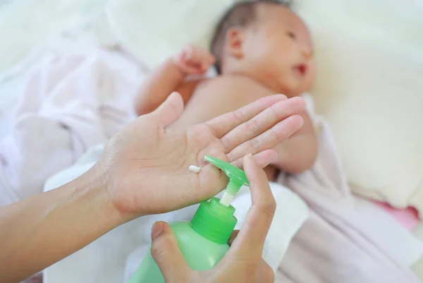 Las Manos Madre Son Una Loción Blanca Biberón Mano Para — Foto de Stock