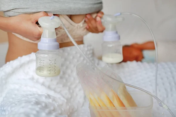 自動乳房ポンプ 自宅のベッドルームで新生児のための母親の母乳 — ストック写真
