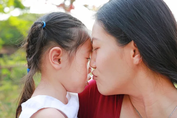 Yakın çekim anne bebeğini parkta ağlıyor.