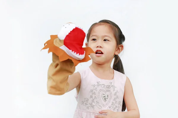 Bonito Pequena Menina Asiática Mão Vestindo Jogando Bonecos Leão Fundo — Fotografia de Stock