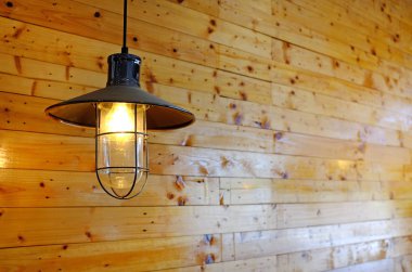 Ahşap duvar arka plan karşı asma vintage tarzı Lamba dekor