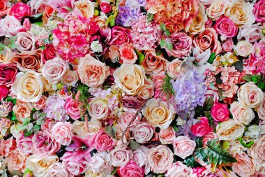 Farklı çiçekler ile plastik Gül ve Lilly çiçek buketi güzel renkler. Dekoratif renkli Çiçek duvar arka plan.