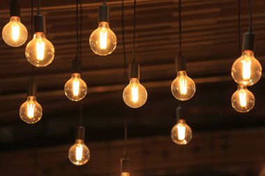 Vintage parlayan ampuller asılı. Dekoratif antika tarzı ampuller.