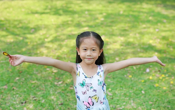 Uśmiechający Się Asian Dziecko Dziewczynka Otworzyła Swoje Dłonie Ogrodzie — Zdjęcie stockowe