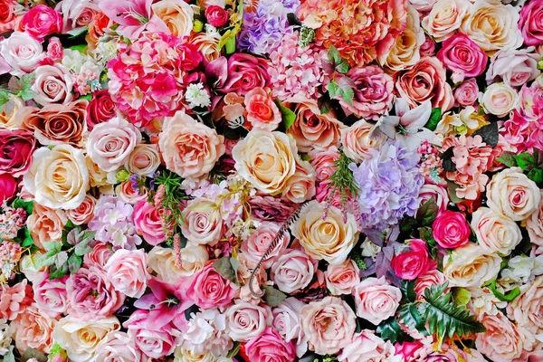 꽃플라스틱 장미와 꽃다발의 아름다운 다채로운 — 스톡 사진