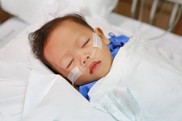 Menino Com Tubo Respiratório Nariz Recebendo Tratamento Médico Cuidados Intensivos — Fotografia de Stock