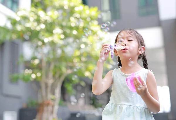 Маленькая Азиатка Надувает Мыльные Пузыри Саду Открытым Небом — стоковое фото