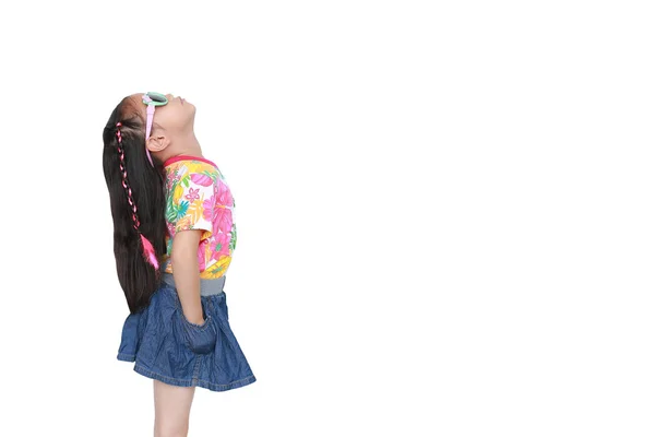可爱的亚洲小女孩穿着鲜花夏装和太阳镜 在白色背景上与复制空间隔离 夏季和时尚理念 侧视图 — 图库照片