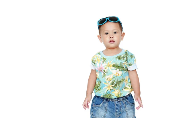 Portrét Malého Asijského Chlapce Květinami Letních Šatech Slunečních Brýlích Bílém — Stock fotografie