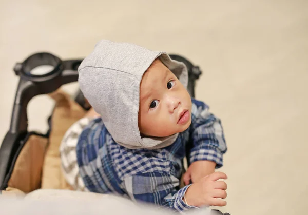 Portret Cute Little Baby Boy Kapturem Głowie Leżącej Wózkach Patrząc — Zdjęcie stockowe