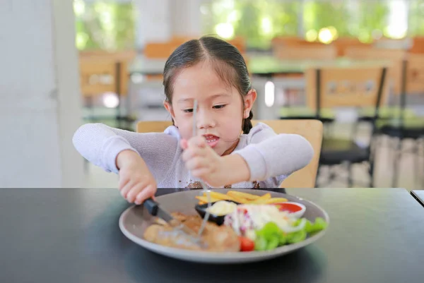 Niño Asiático Comiendo Carne Cerdo Ensalada Verduras Mesa Con Cuchillo — Foto de Stock