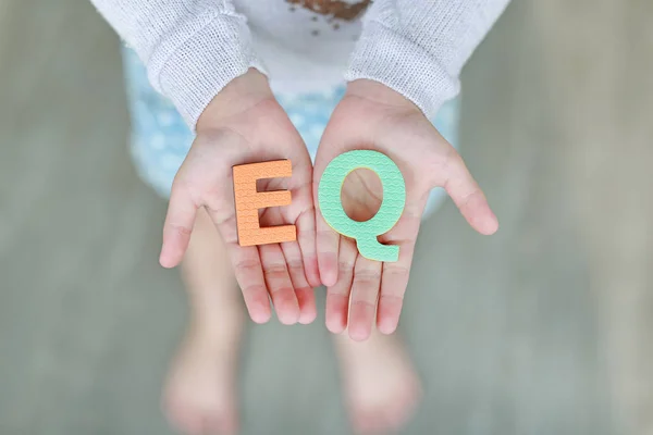 Emotionaler Quotient Schwammtext Auf Kinderhänden Bildungs Und Entwicklungskonzept — Stockfoto