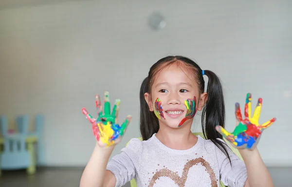 Ευτυχισμένο Μικρό Ασιατικό Κορίτσι Πολύχρωμα Χέρια Και Μάγουλο Ζωγραφισμένο Στο — Φωτογραφία Αρχείου