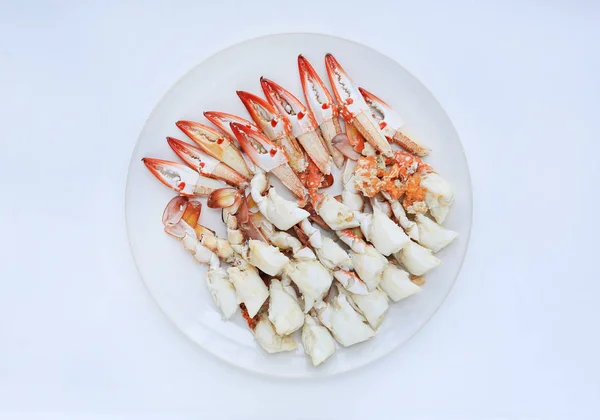 在白色背景的圆盘中蒸蟹肉 准备吃顶部视图 — 图库照片