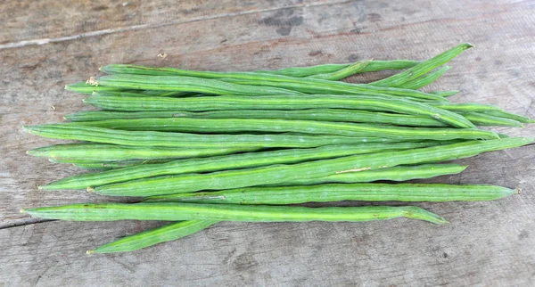 Vainas Moringa Colocadas Una Mesa Madera — Foto de Stock