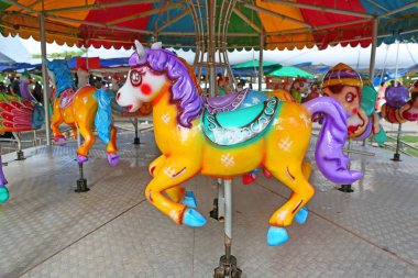 Tapınak fuarında bir karnaval Merry Go Round atlar