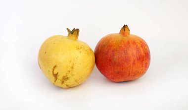 Beyaz arkaplanda izole edilmiş nar