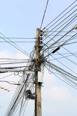 kutuplarda birçok elektrik telleri