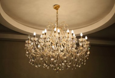 Bir Chrystal avize tavandan asmak.