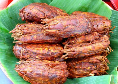 Muz yaprağına karşı pişirmek için nemli demirhindi.