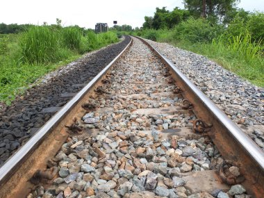 Çelik destek rayların beton uyuyanlar çakıl ile mayınları ile