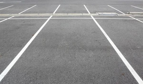 Estacionamento Carro Com Marca Branca — Fotografia de Stock