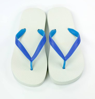 Beyaz arka planda izole edilmiş parmak arası terlik ayakkabı çifti.