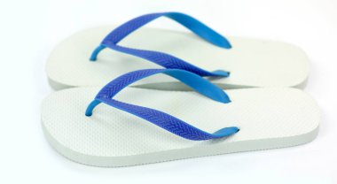 Beyaz arka planda izole edilmiş parmak arası terlik ayakkabı çifti.