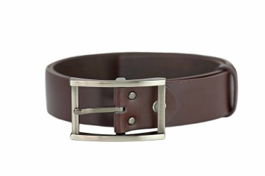 Erkekler için deri kemer beyaz arka planda izole.