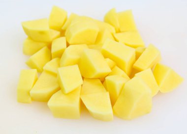 Dilimlenmiş, bir gemide soyulmuş ham patates