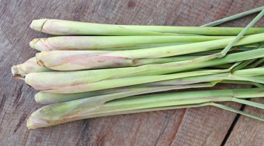 Ahşap zemin üzerinde limon otu