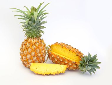 Beyaz arkaplanda izole edilmiş ananas