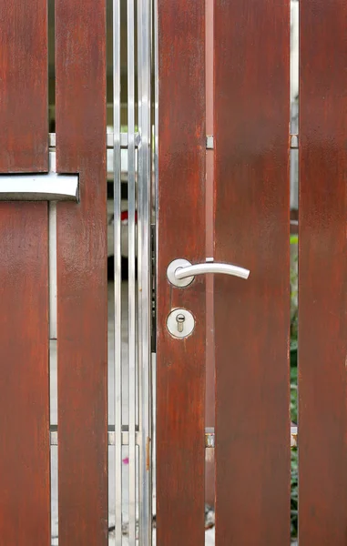 ハンドルおよびキーロックが付いている現代フェンスのドア — ストック写真