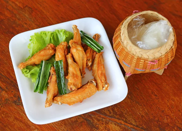 Alitas Pollo Frito Plato Blanco Con Arroz Pegajoso — Foto de Stock