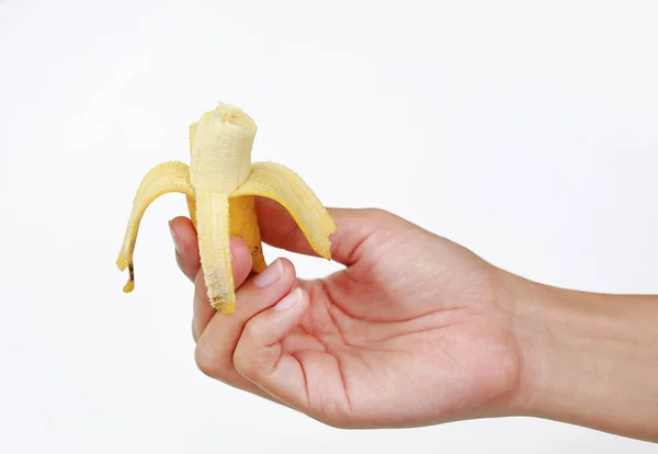 Hand Hält Bananenschale Auf Weißem Hintergrund — Stockfoto