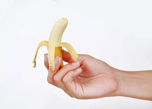 Hand Hält Bananenschale Auf Weißem Hintergrund — Stockfoto