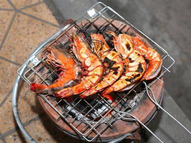 Karides kömür sobayı ızgara.