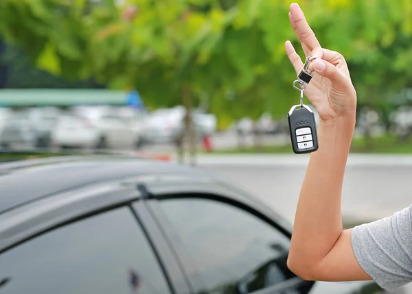 Жінка Тримає Ключі Від Машини Автомобіля Саду Фону — стокове фото