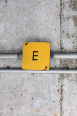 Bağlantı Kutusu ve çimento tavanda alüminyum tel boru.