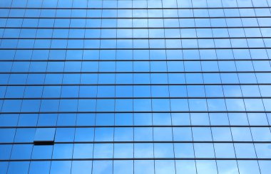 Mavi gökyüzü cam binaya yansıdı. Tek pencereli açık bina.