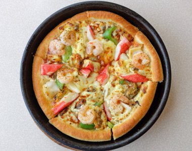 Tabakta Deniz Ürünleri pizzası