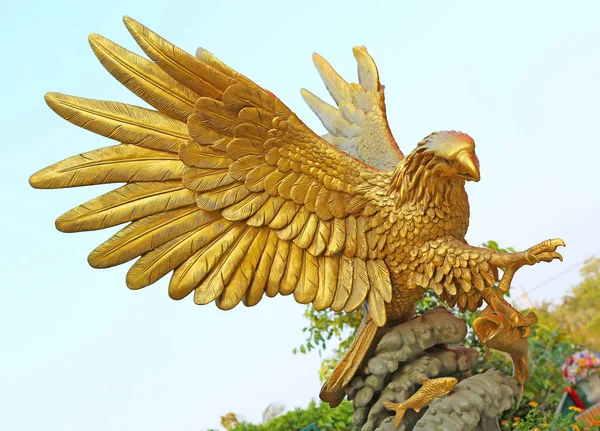 Статуя Золотого Орла Фоне Голубого Неба — стоковое фото