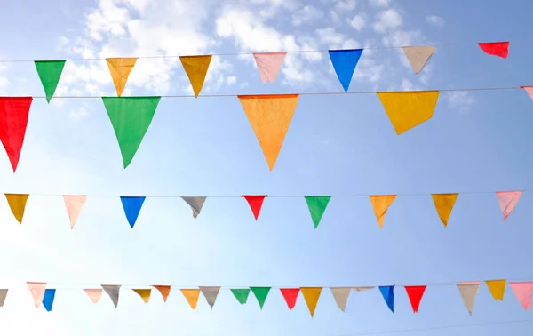 Kleurrijke Driehoekige Vlaggen Opknoping Lucht Buiten — Stockfoto